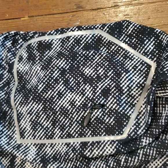 CLOSET CLOSING 7/31 Black and White Under Armour Running Quarter Zip - Picture 4 of 7